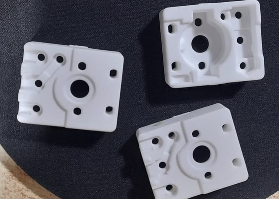 Keramik Alumina Oksida Berdensitas Tinggi dengan Konstanta Dielektrik 9.6 untuk Aplikasi B2B