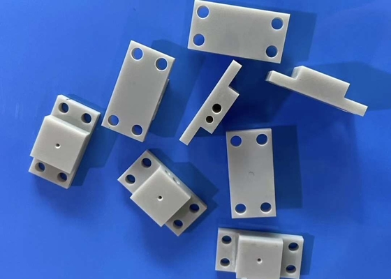 Bagian Keramik Alumina Nitrida 15KV / mm Kekuatan Dielektrik 4,5-5,5x10-6 / K