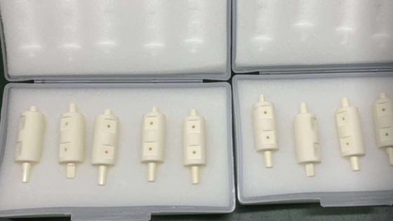 Konstan Dielektrik Tinggi Modulus Youngs Tinggi Al2O3 Keramik Kekuatan lentur tinggi