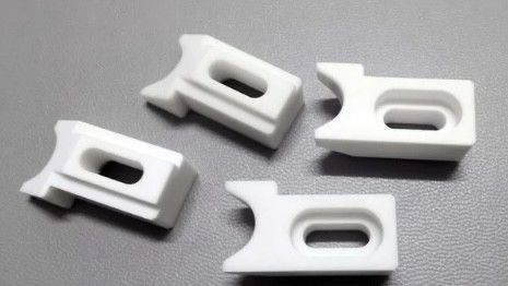 7.2 X 10-6/K Ekspansi termal Al2O3 Keramik 3000 MPa Kekuatan kompresi